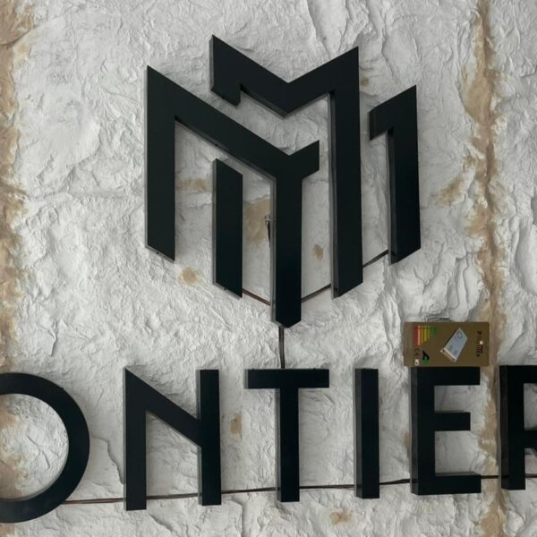 Siyah paslanmaz isikli kutu harf modeli kapali