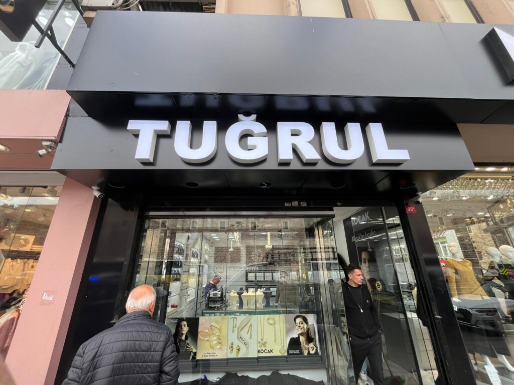 Tuğrul Kuyumculuk Fatih şubesi siyah kompozit cephe kaplama genel görünümü