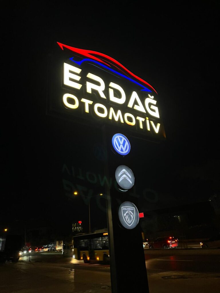 Erdağ Otomotiv Hadımköy şubesi önünde yer alan ışıklı totem tabela uygulaması