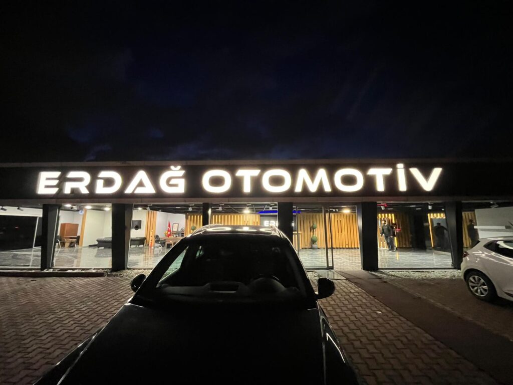 Erdağ Otomotiv mağaza girişine monte edilen LED ışıklı kutu harf tabela