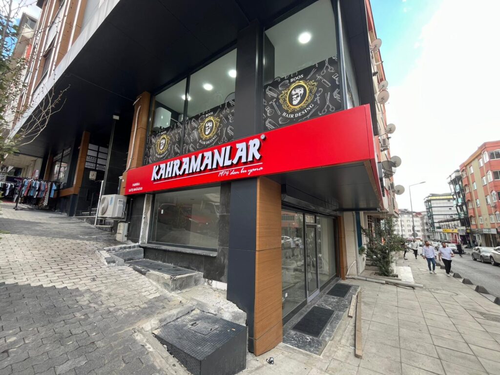 Gece çekimiyle ışıkları açık şekilde görülen Kahramanlar Züccaciye ışıklı kutu harf tabela uygulaması.