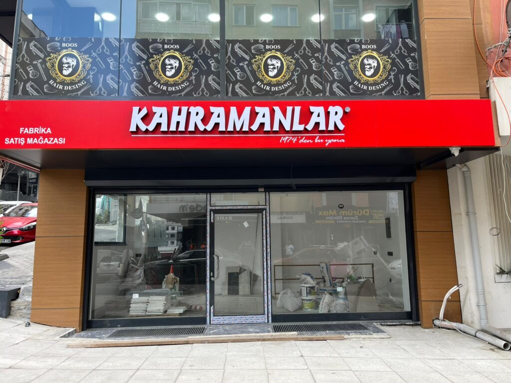 Arnavutköy Kahramanlar Züccaciye mağazasının tamamlanmış dış cephe tasarımı ve tabela uygulaması.