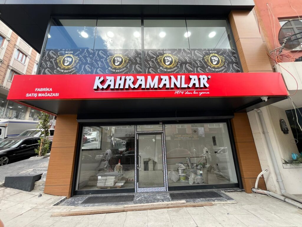 Kırmızı kompozit panel zemin üzerine monte edilmiş ışıklı kutu harf tabela montaj aşaması.
