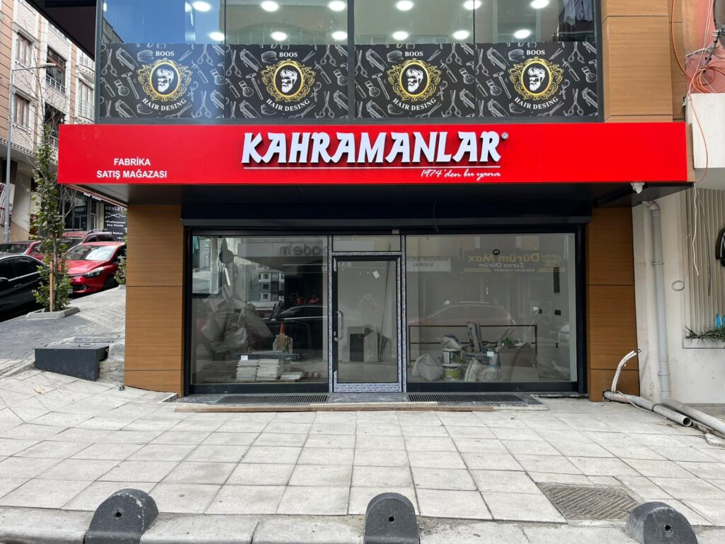 Kahramanlar Züccaciye Fabrika Satış Mağazası için tasarlanan modern ışıklı kutu harf tabela genel görünümü.