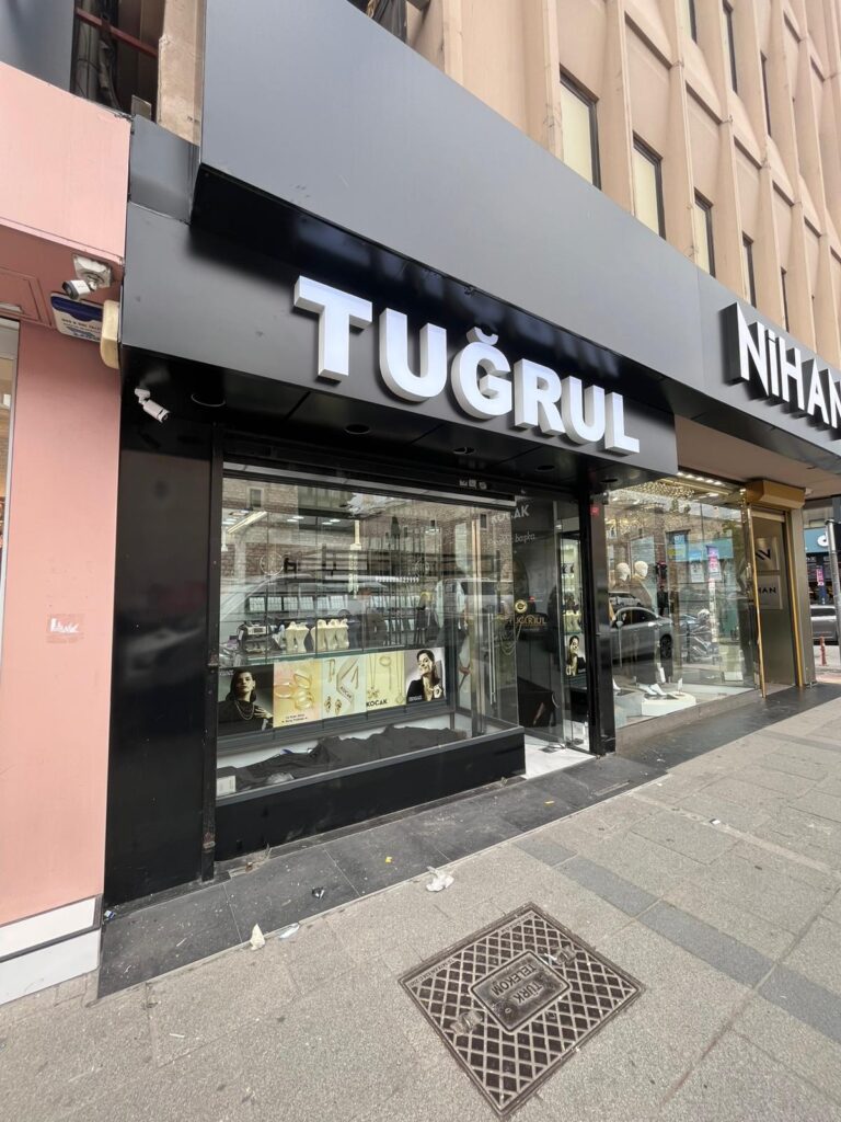 Tuğrul Kuyumculuk beyaz pleksi kutu harf ışıklı tabela yakın plan detay fotoğrafı