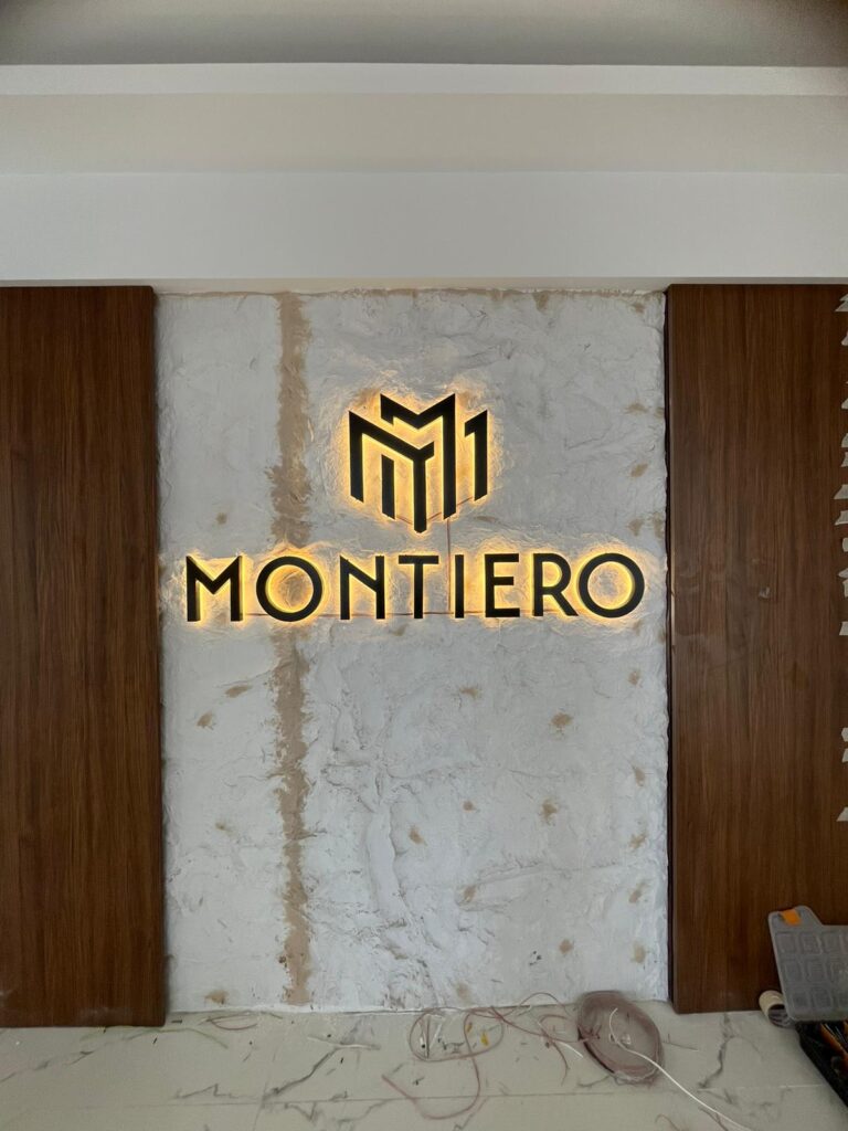 Montiero logosunda duvar arkası gizli kablo tesisatı ve gün ışığı LED aydınlatma detayı.