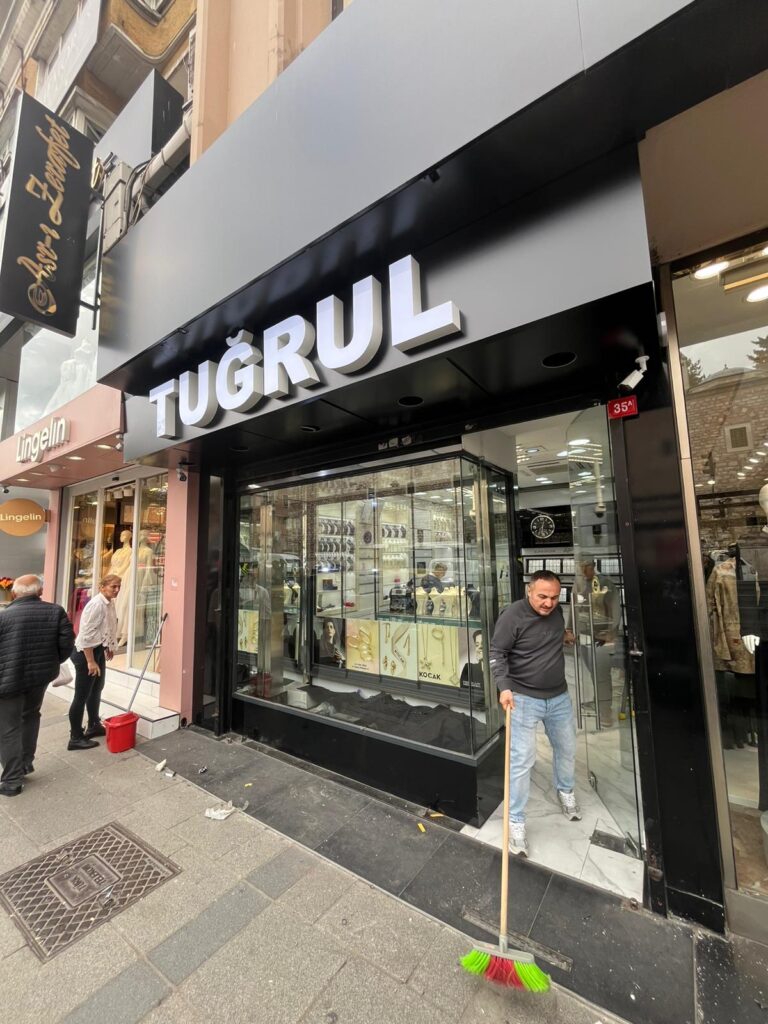 Tuğrul Kuyumculuk tabelasında kullanılan lensli 3 çipli modül LED aydınlatma sistemi