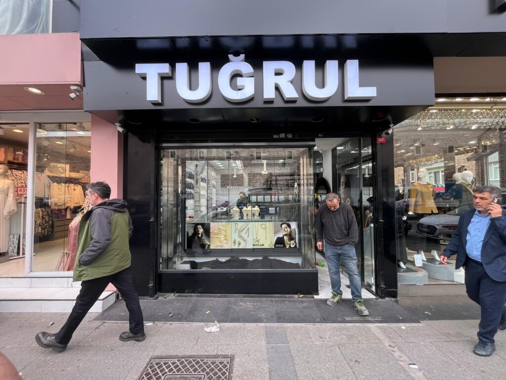 Tuğrul Kuyumculuk Fatih – Siyah Kompozit Cephe ve Beyaz Pleksi Kutu Harf Tabela Uygulaması