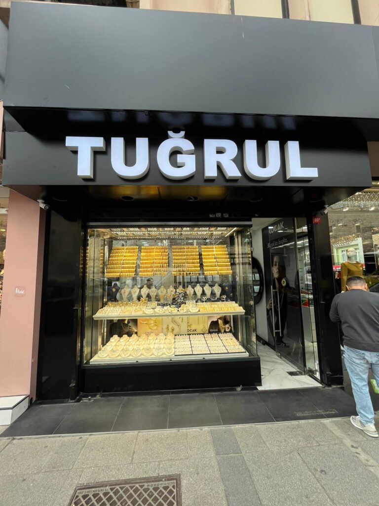 Tuğrul Kuyumculuk Fatih şubesi beyaz ışıklı kutu harf tabelasının gece görünümü
