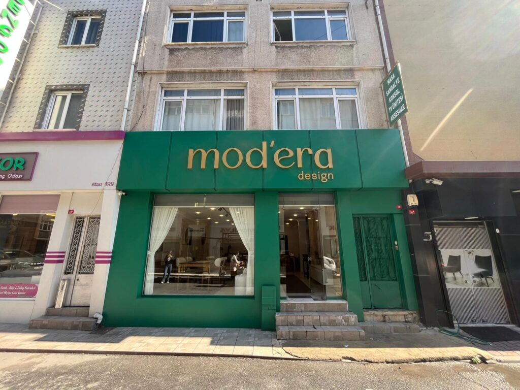 Modera Mobilya Eyüp – Yeşil Kompozit Cephe Üzeri Altın Kutu Harf Tabela Uygulaması
