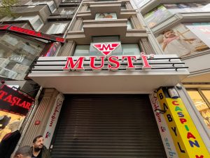 Musti giyim kompozit tabela laleli