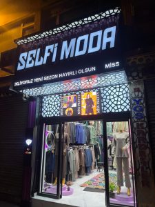 Selfi moda giyim tabelasi