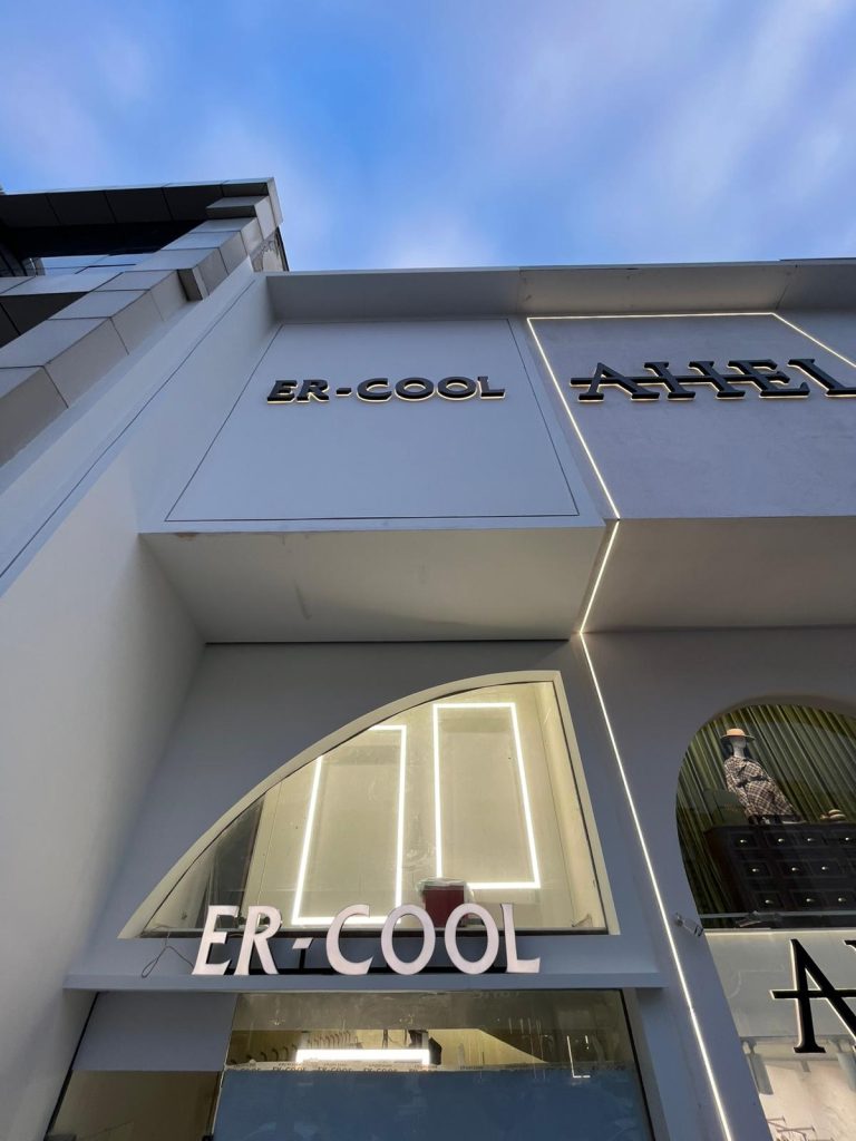 Er Cool Merter isikli tabela gece gorunumu ve okunabilirlik