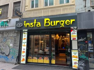 Insta Burger Karakoy antrasit kompozit cephede isikli kutu harf tabela
