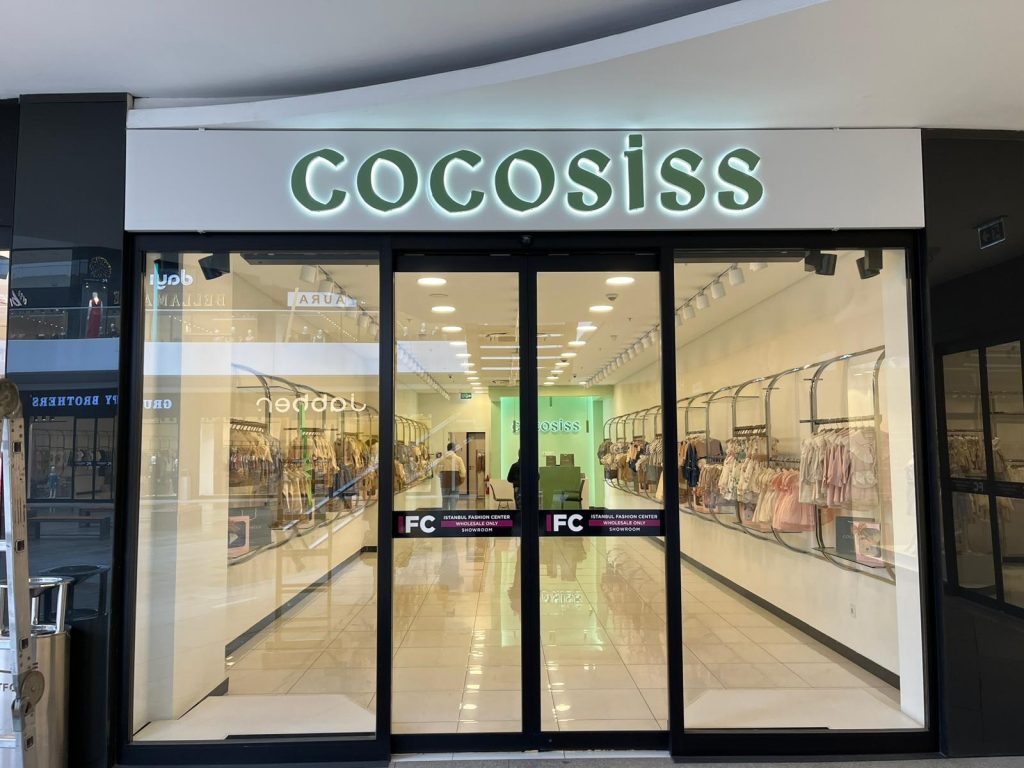 Cocosis isiklli giyim magaza tabelasi merter