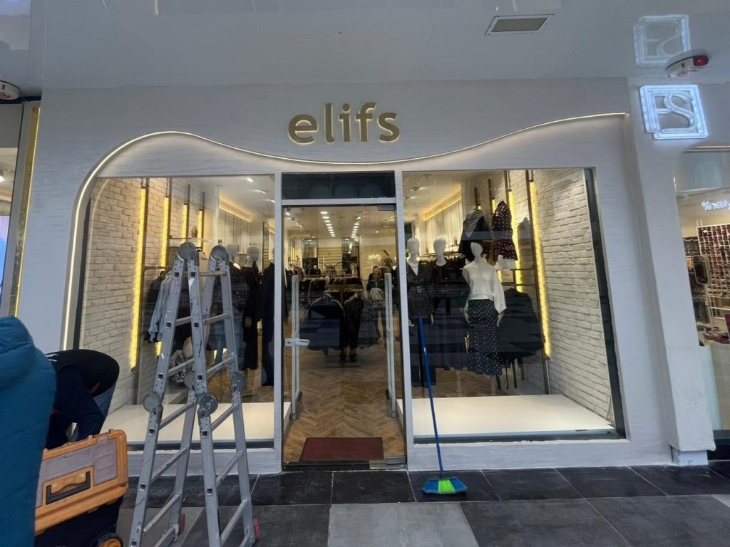 Elifs bayan giyim mağazası tabelası örneği