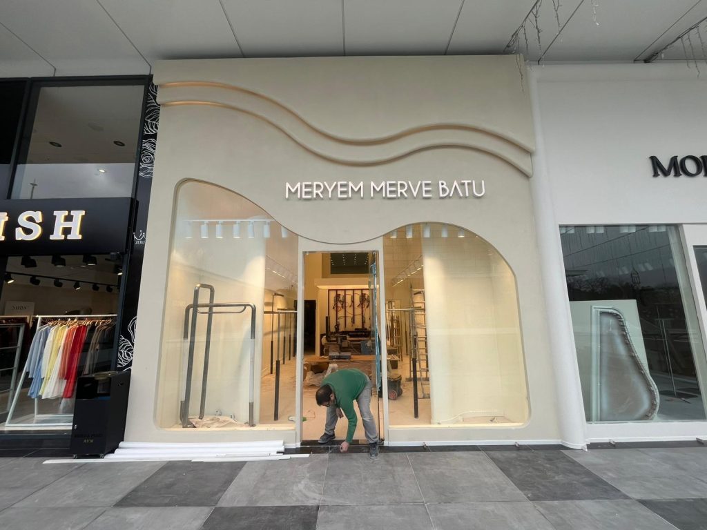 Meryem merve batu giyim magazasi tabelasi