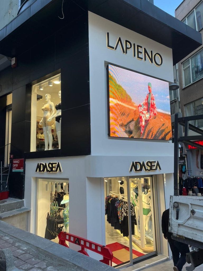Adasea Tesettür Mayo Giyim Eminönü dış cephe ışıklı kutu harf ve dış mekân LED ekran uygulaması