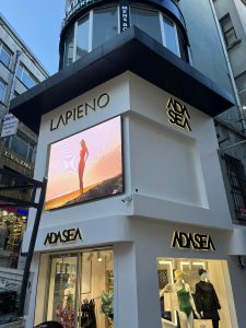 Adasea Eminönü dış mekân LED ekran ile ürün tanıtımı ve kampanya gösterimi