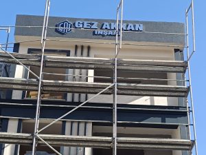 Beyoğlu’nda 8 katlı binanın üst alın kısmına ışıksız krom kutu harf tabela montajı