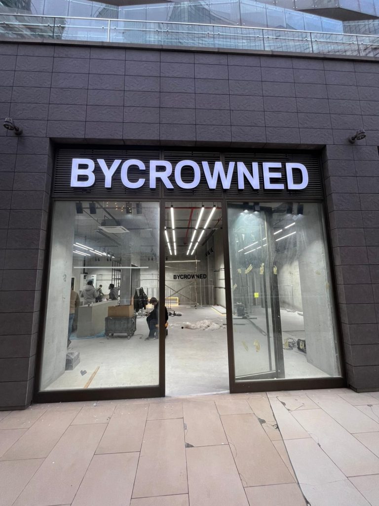 Bycrowned NEF 22 Yenibosna giriş üst alın ışıklı kutu harf tabela genel görünüm