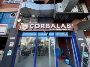 Fileli kutu harflerin zemine montajında 8 mm dekota ile yapılan sabitleme detayı