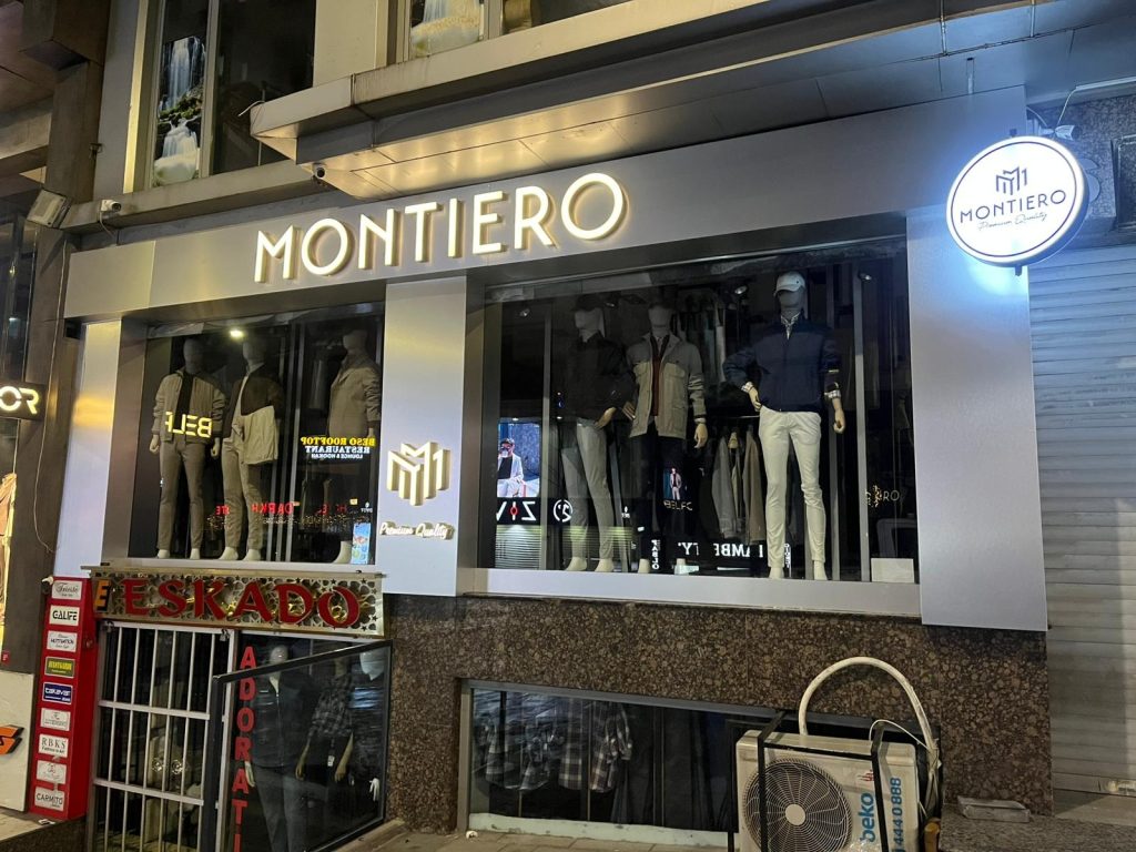 Beyaz pleksi ön yüz ve altın krom yan bantlı kutu harf, gün ışığı LED ile önden aydınlatma