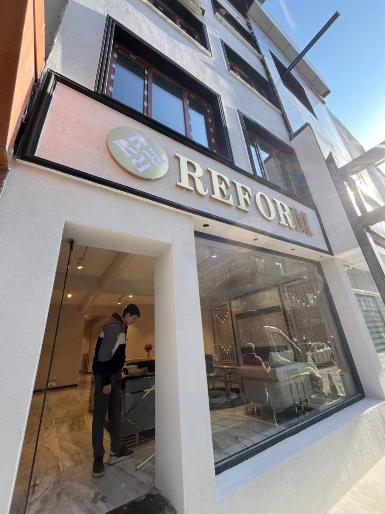 Reform Mobilya Eyüp dış cephede altın gold krom ışıklı kutu harf tabela genel görünüm