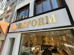 Reform Mobilya Eyüp gold krom kutu harf tabelanın gece aydınlatma ve okunabilirlik görünümü