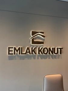 Emlak konut duvar yazisi kutu harf tabela